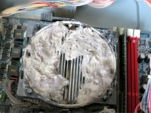 Процессорный радиатор в 'войлоке' из пыли и мусора. Несколько лет без чистки.
