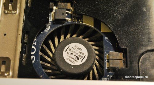 09-vidim-pyilnuyu-chast-ventilyatora-sistemyi-ohlazhdeni-noutbuka-sony-vaio-sve151g17v-500x276-8815304