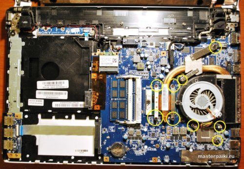 12-vnimatelno-osmatrivaem-materinskuyu-platu-vnutri-korpusa-noutbuka-sony-vaio-sve151g17v-500x346-5183372