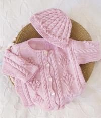 svyazat-komplekt-zhaketa-shapochki-dlya-malysha-kosami-dlya-detey-foto-5225563